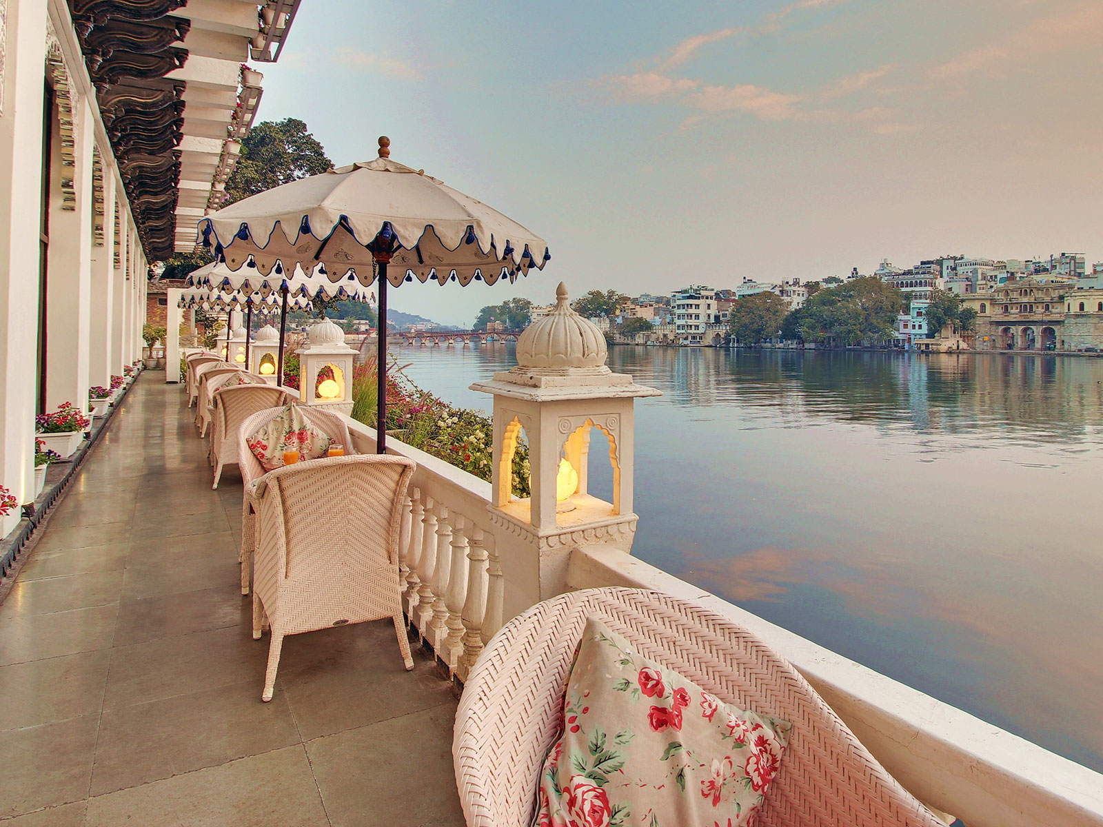 best places to stay and dine in udaipur